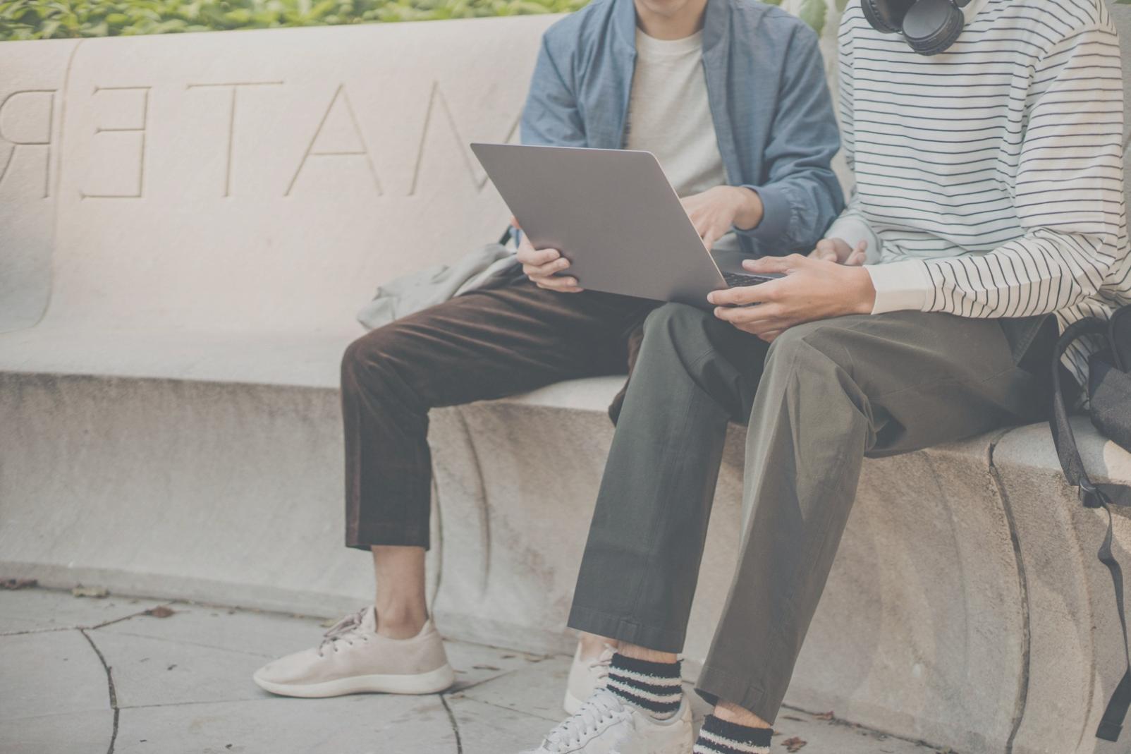 Online-Seminar zur Altersvorsorge mit Teilnehmern am Computer